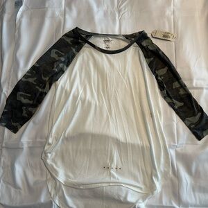 Arizona Jean Company White and Camouflage 3/4 Length Sleeve Top